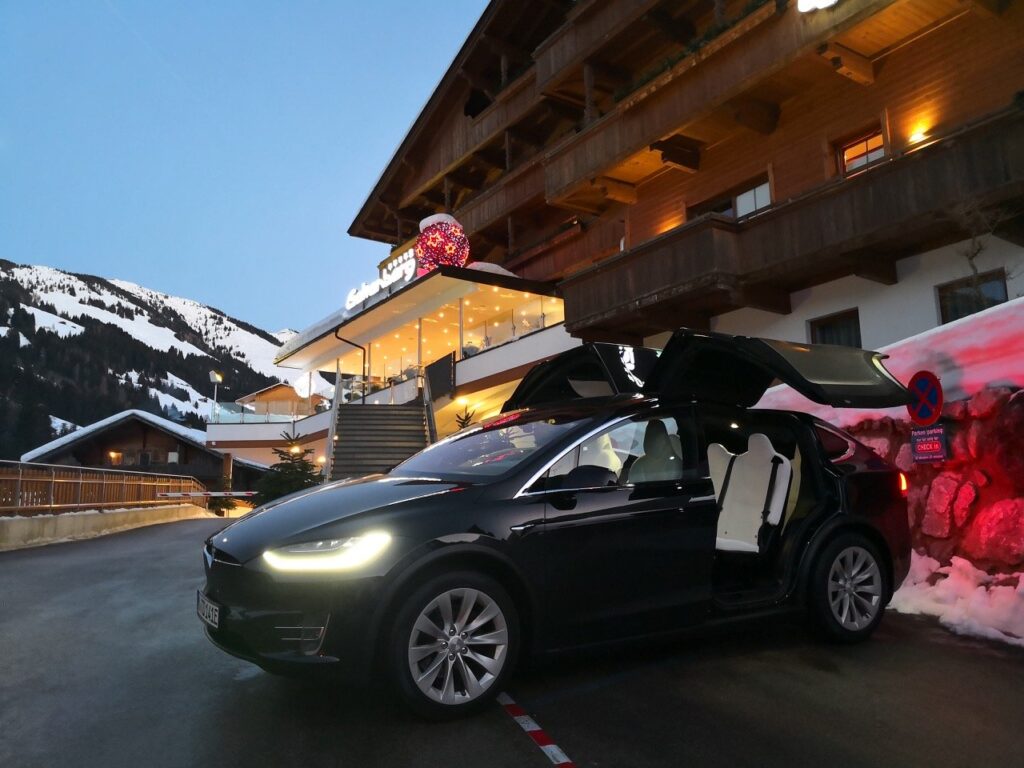 Tesla modèle X en station de ski