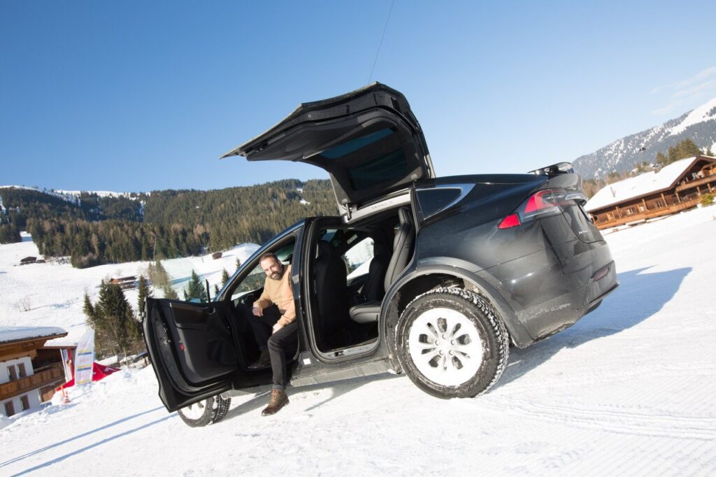 Tesla modèle X en station de ski