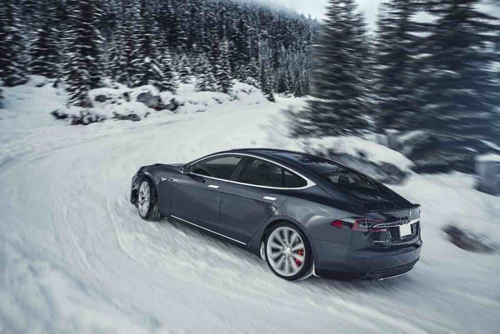 Tesla modèle S qui monte à Courchevel